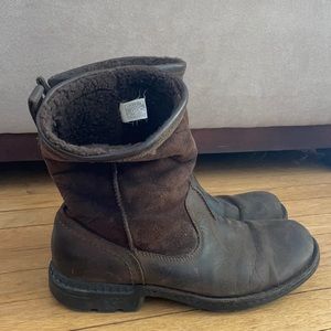 RUSTIC & rare brown leather UGG boots! Women’s size 10-11. Great traction!